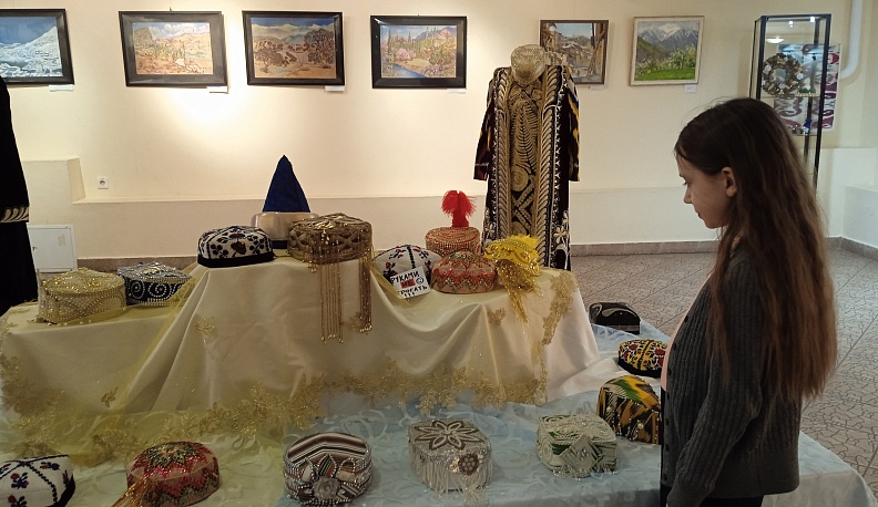 Российские художники представляют свои картины об Узбекистане