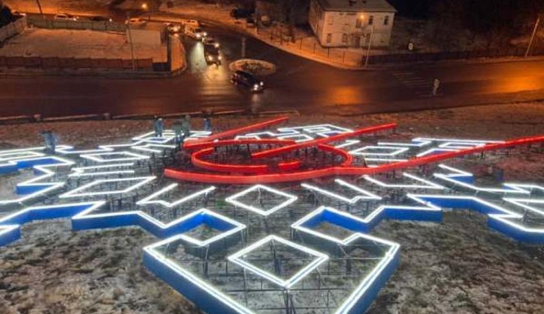 В Калуге на склоне у городского парка засветилась космическая снежинка 