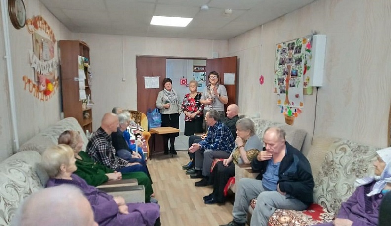 Предприниматель из Спас-Деменска порадовала подарками постояльцев социальных учреждений района.