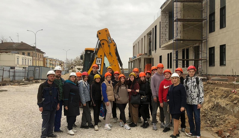 Калужские студенты побывали на стройплощадке ТЮЗа
