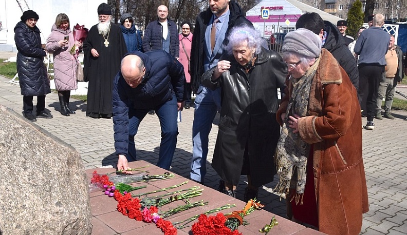 К памятнику узников концлагерей в Людинове возложили цветы