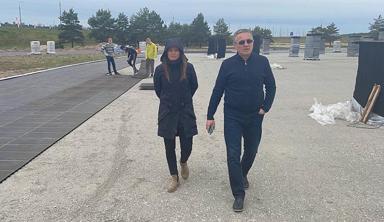 В Сквере Волкова в Калуге монтируют искусственный газон