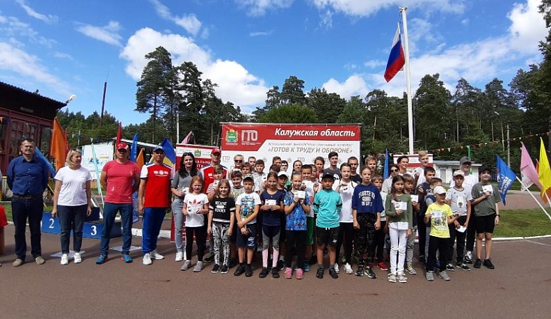 Юным калужанам вручили значки ГТО