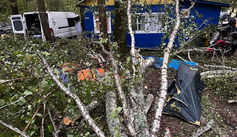 Два человека погибли на турбазе в Тарусском районе из-за ночной грозы