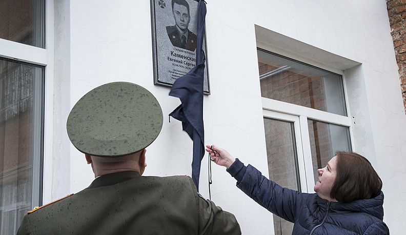 В Калуге на здании школы №29 открыли мемориальную доску