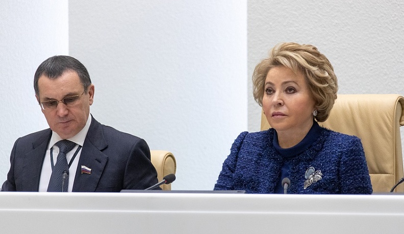 В Совете Федерации взяли на контроль вопрос о решении трудовых отношений с родителями школьников, озвученный Анатолием Артамоновым