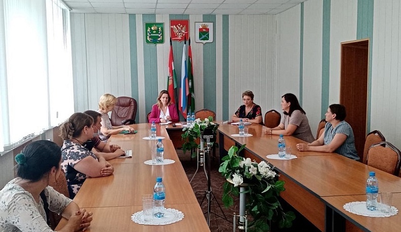 Ольга Коробова пообщалась с многодетными родителями Юхновского района