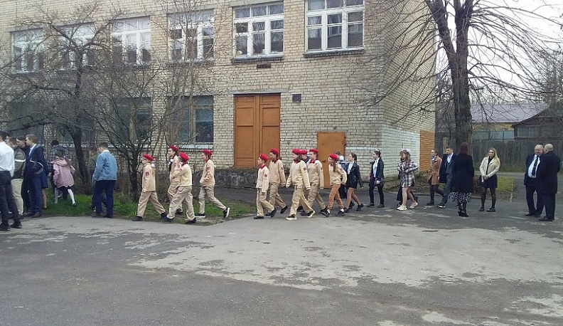 Ещё в одной калужской школе неделя начинается с поднятия флага