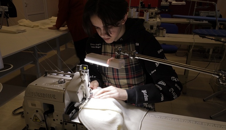Студенты Калужского колледжа сервиса и дизайна отшили почти 400 балаклав для участников СВО