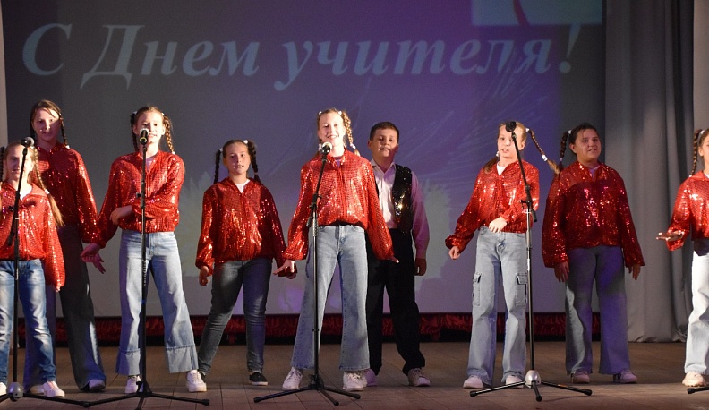 В Людинове поздравили учителей в преддверии их профессионального праздника