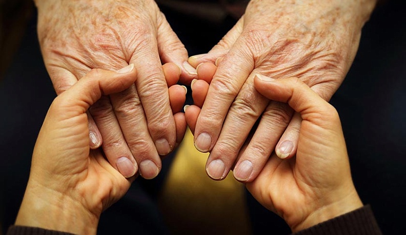 Областные депутаты поздравили социальных работников