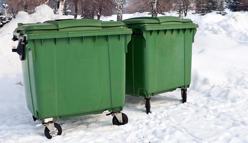 В калужском минстрое рассказали, почему мусорные контейнеры стоят на проезжей части