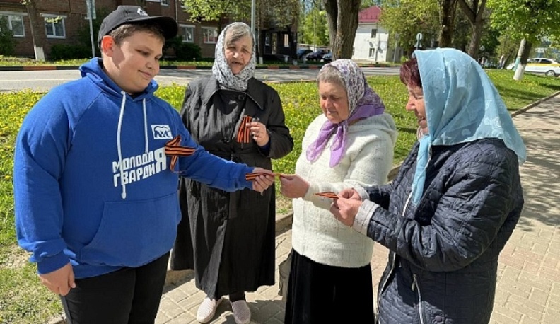В Думиничском районе активисты молодёжных движений организовали акцию «Георгиевская ленточка»