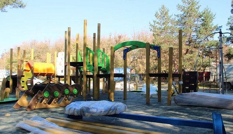 В сквере Волкова в Калуге появилась детская площадка