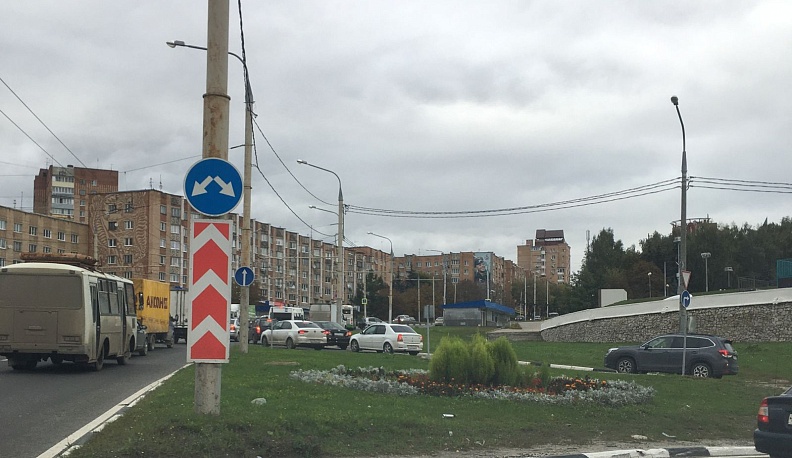 Авария возле «шарика» заблокировала въезд в центр Калуги со стороны Анненок и Правобережья