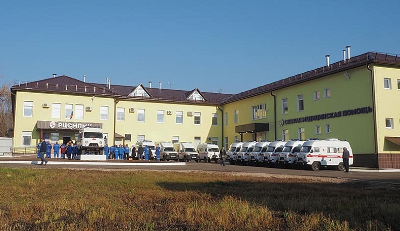 Губернатор вручил медикам ключи от 10 новых карет скорой помощи