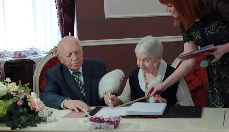 Пять супружеских пар отпраздновали юбилей совместной жизни в ЗАГСе Калуги