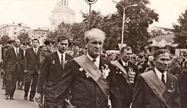 Поклонимся великим тем годам