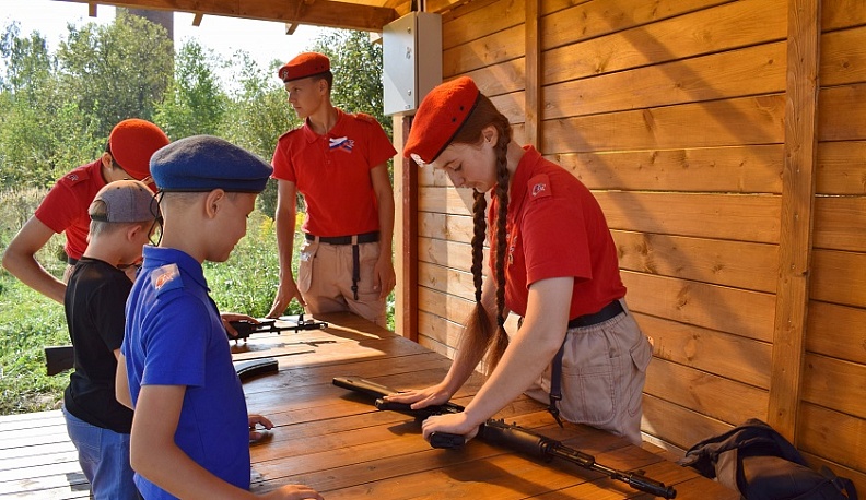 В Тарусе в День знаний дети мастерили обереги на пятёрки 
