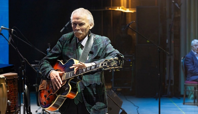 За особые заслуги перед Калужской областью отметили создателя «Мира гитары» Олега Акимова