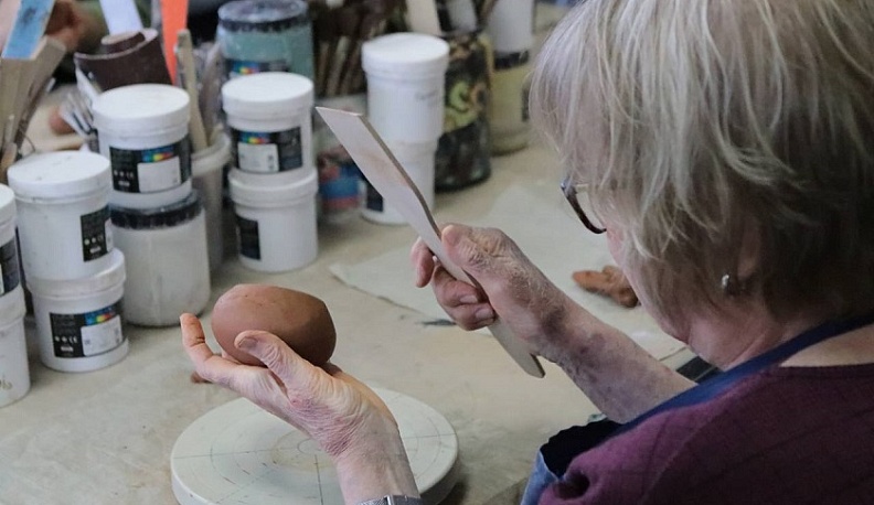 Генеральный директор Федерации креативных индустрий России Игорь Намаконов познакомился с символами Калужской области