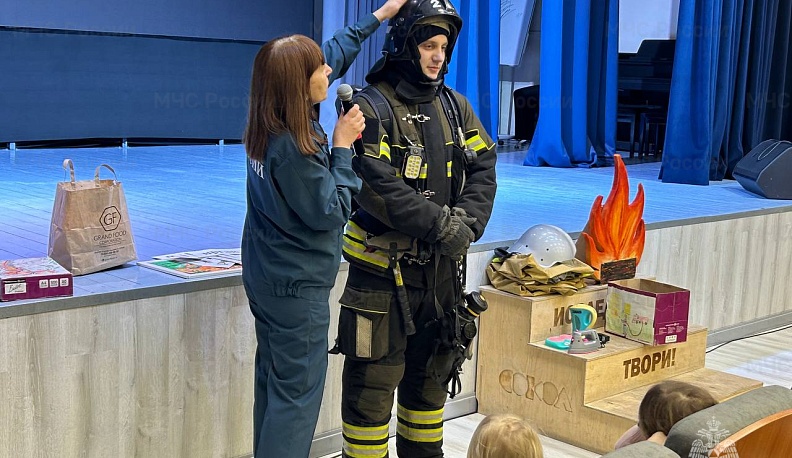 Спасатели из Калужской области провели День безопасности для белгородских детей