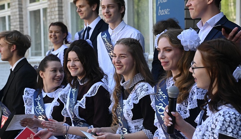 Владислав Шапша поздравил калужских выпускников с последним звонком