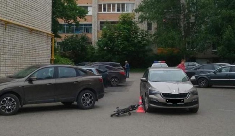 В Калуге Шкода во дворе сбила ребенка