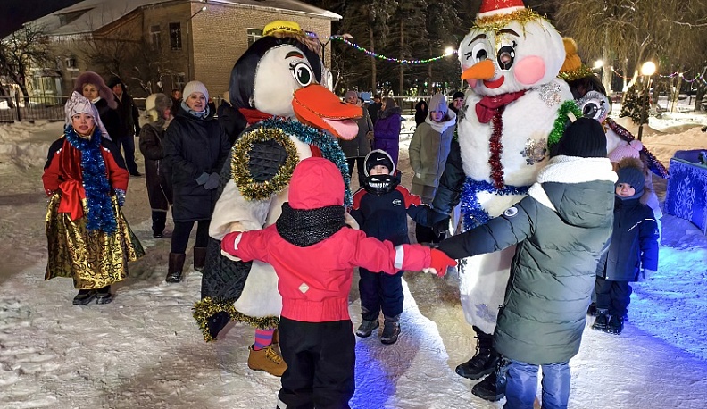 Жиздринцы встретили старый Новый год в компании снеговиков и пингвинов