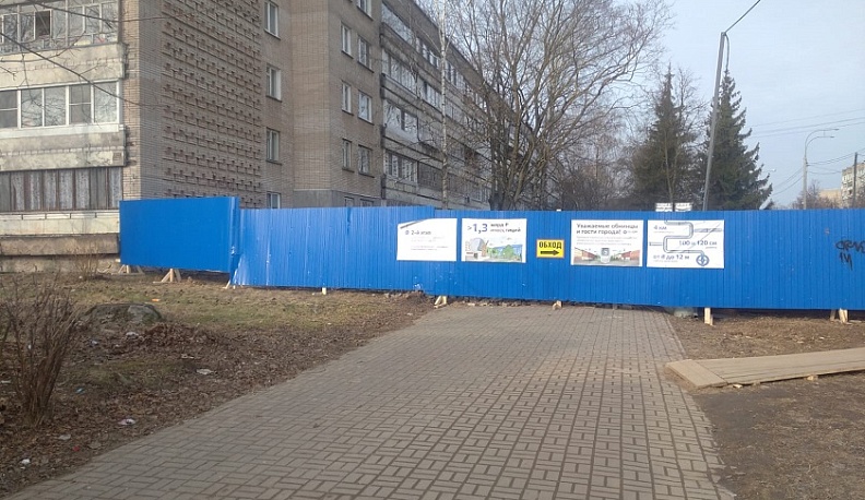 В Обнинске восстановили ограждение и убрали песок после обращений в интернете