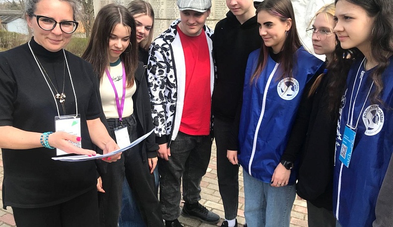 Молодые волонтеры Думиничского района вышли на улицы, чтобы рассказать местным жителям о голосовании за объекты «Комфортной среды»