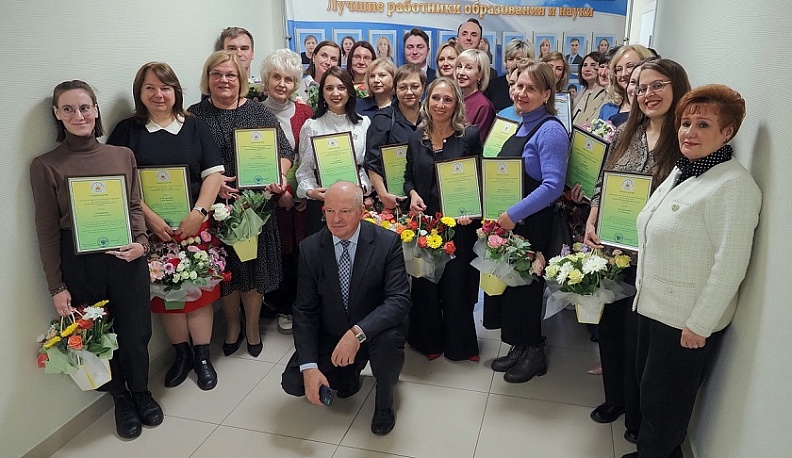 В Калуге обновили доску почета лучших работников системы образования региона