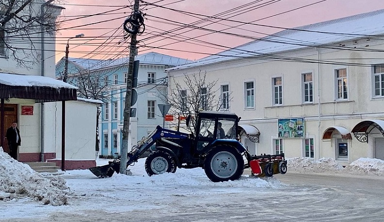 В Калуге чистить улицы от снега будут 140 машин и 100 дворников
