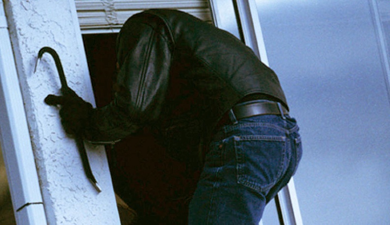 В Калуге мужчины пытались украсть иконы и посуду