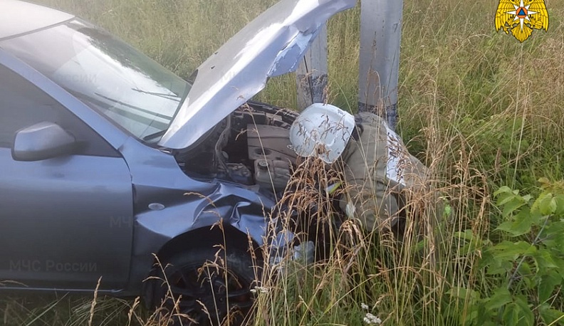 В Ульяновском районе «Мазда» влетела в столб