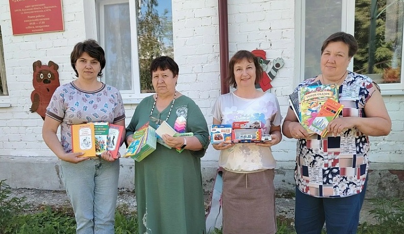 Сотрудники Дома творчества села Перемышль собрали подарки детям
