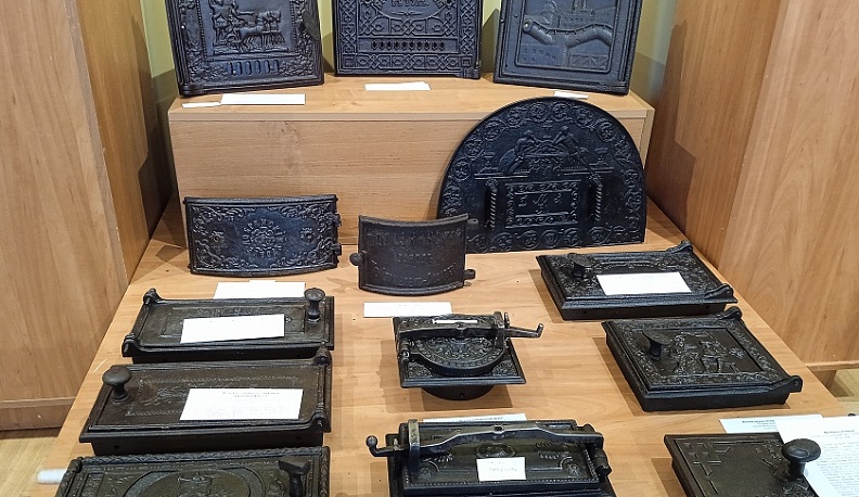 Калужанам показывают выставку старинного печного литья