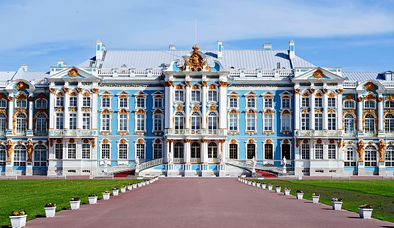 Екатерининский дворец в Царском Селе – приближенный аналог того, как выглядела усадьба Чириковых.