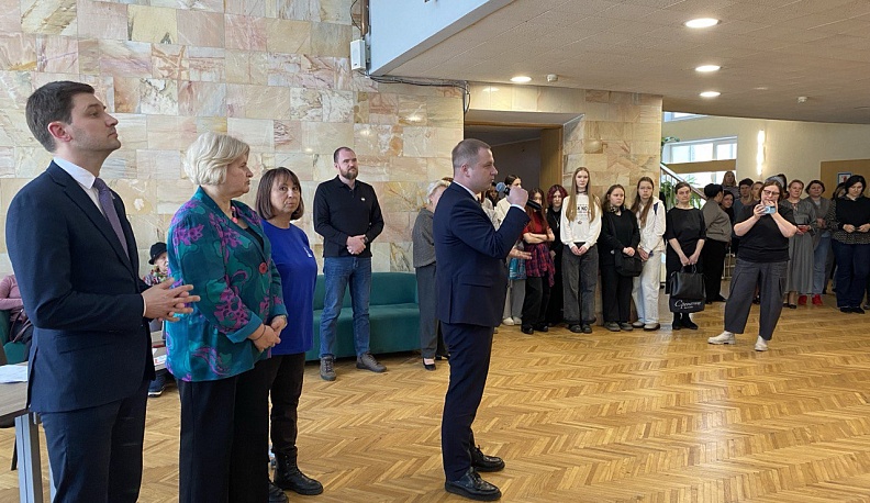 Выставка «Герои нашего времени: портреты бойцов СВО» открылась в Доме ученых Обнинска