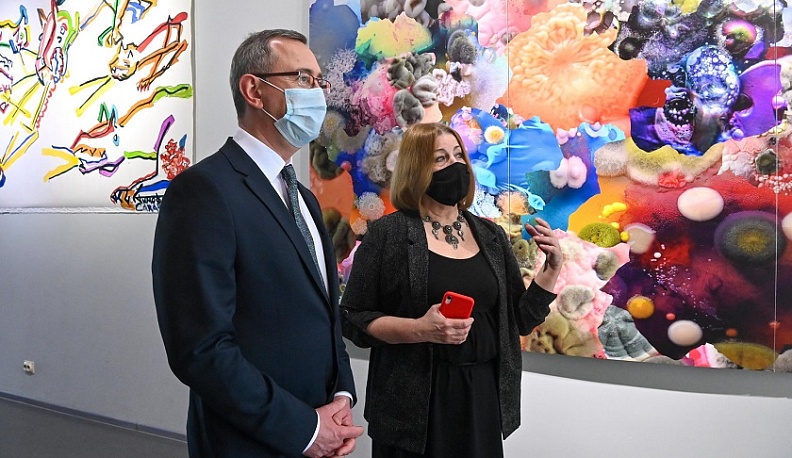 Владислав Шапша посетил выставку современного искусства в ИКЦ