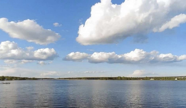 В Калужской области вода в озере Ломпадь поменяла цвет после сброса отходов