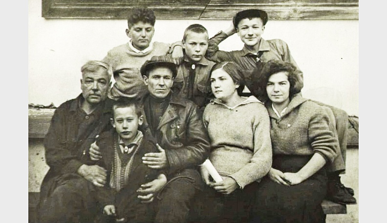 Дмитрий Архангельский (слева) и Аркадий Пластов со студийцами. 1935 г.