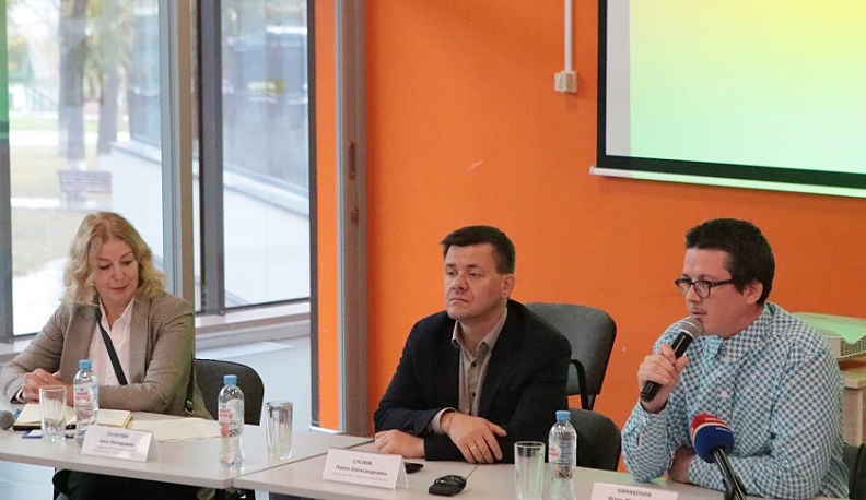 Генеральный директор Федерации креативных индустрий России Игорь Намаконов познакомился с символами Калужской области