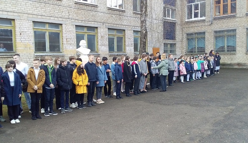 Ещё в одной калужской школе неделя начинается с поднятия флага