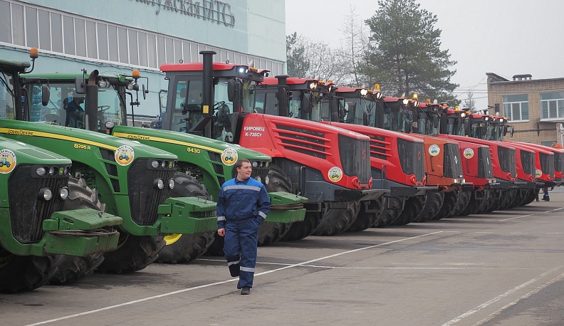 Губернатор оценил готовность техники Калужской МТС к выходу в поле
