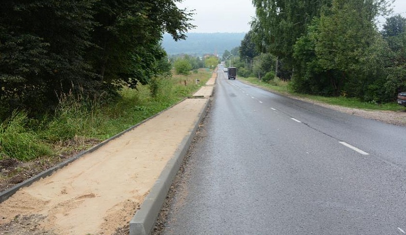 В Малоярославце строят новый тротуар и дополнительную дорогу