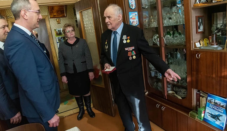 Глава области вручил юбилейные медали двум жуковским ветеранам