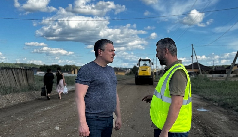 Дмитрий Денисов проконтролировал ход ремонтных работ на улице Черносвитинской