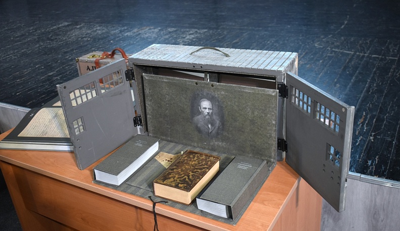 В Кирове молодежи представили факсимильные издания Достоевского и Чехова