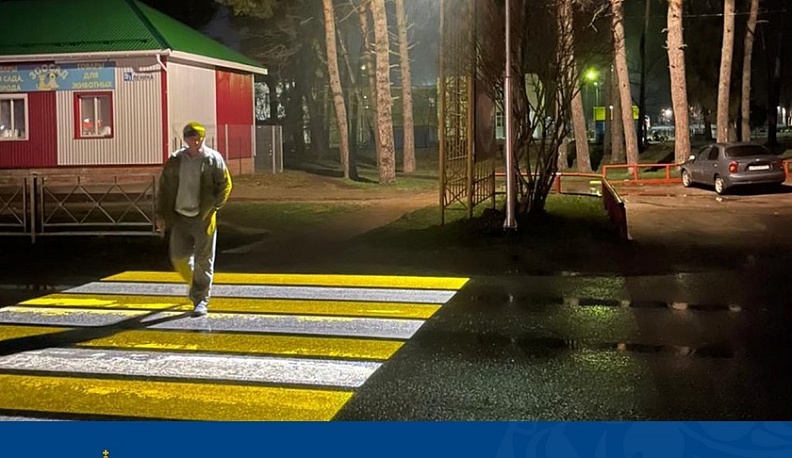 На дорогах Жукова появились проекционные пешеходные переходы